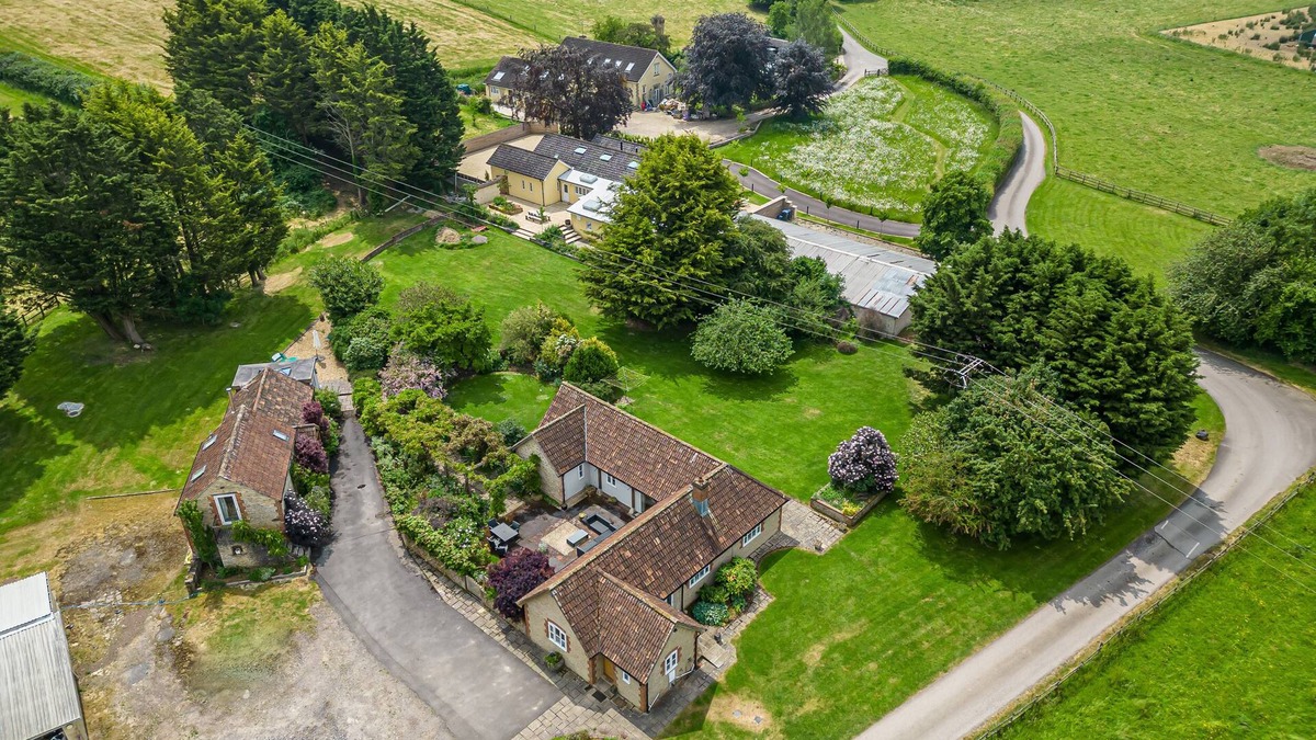 Chippenham Cottage | OXEN COTTAGE @ NABLES FARM, pet friendly in Upper Seagry
