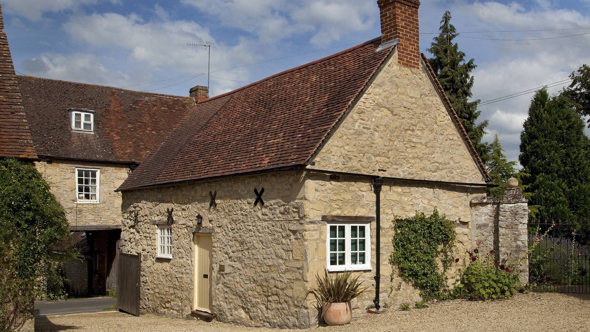 Wheatley Cottage | Oxford. C16th Cottage In Courtyard Setting. Garden. Parking. Free Wifi.