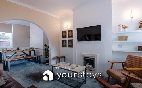 Tunstall House | Oxford House by YourStays - 3 Bedroom House in Newcastle-under-Lyme
