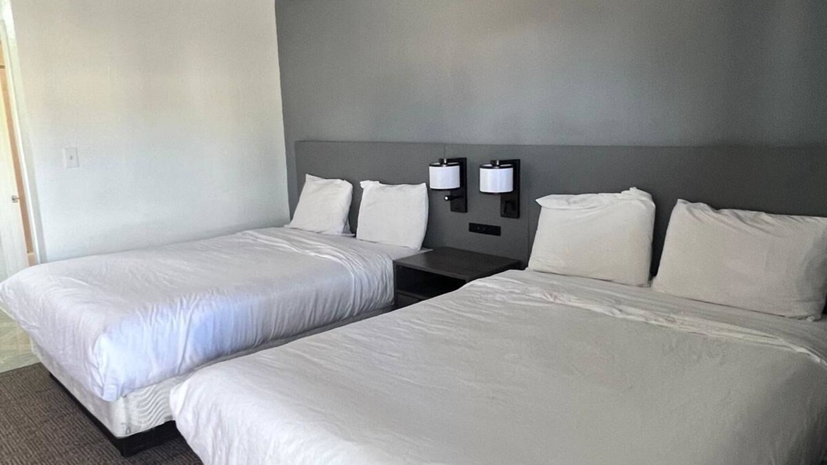 Pearsall Hotel | OYO Garden Inn and Suites Pearsall I-35 East