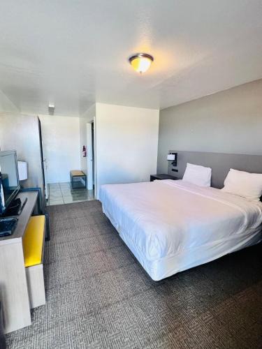 Pearsall Hotel | OYO Garden Inn and Suites Pearsall I-35 East