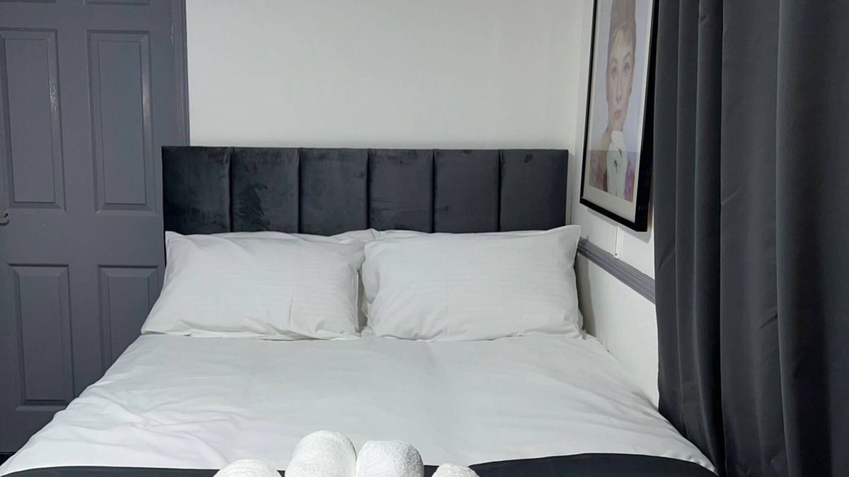 Uxbridge South Hotel | OYO Greenway Stays