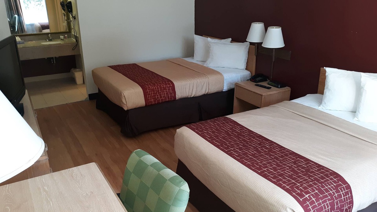 Phenix City Hotel | OYO Hotel Phenix City Central