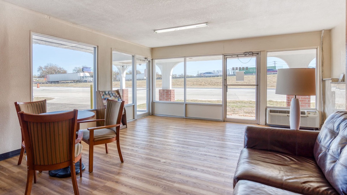 East Riverside Hotel | OYO Hotel Waco University Area/I-35