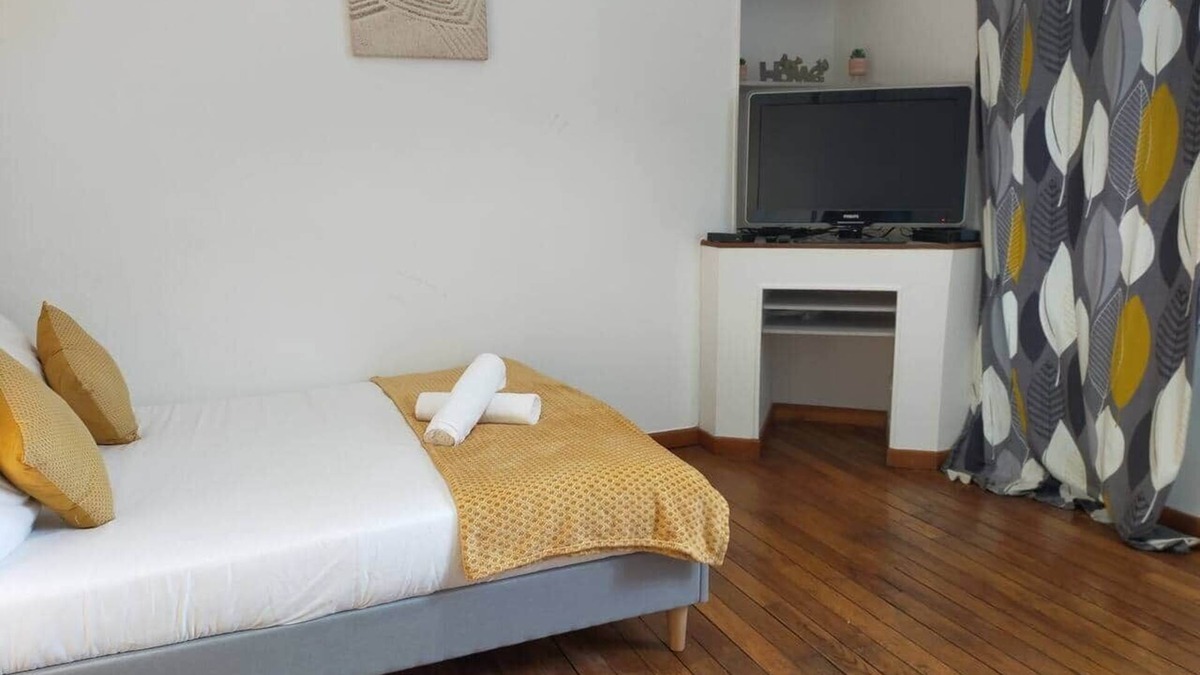 Miroir - Batignolles Apartment | Oyon T1 * Near train station * Parking * Fiber