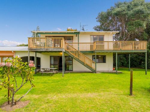 Cooks Beach House | Oyster Bach - Cooks Beach Bach