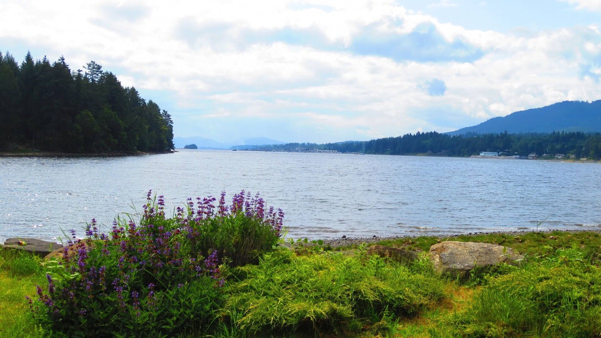 North Oyster House | Oyster Bay Beach House is located on BC POINTE at the end Ladysmith Harbour