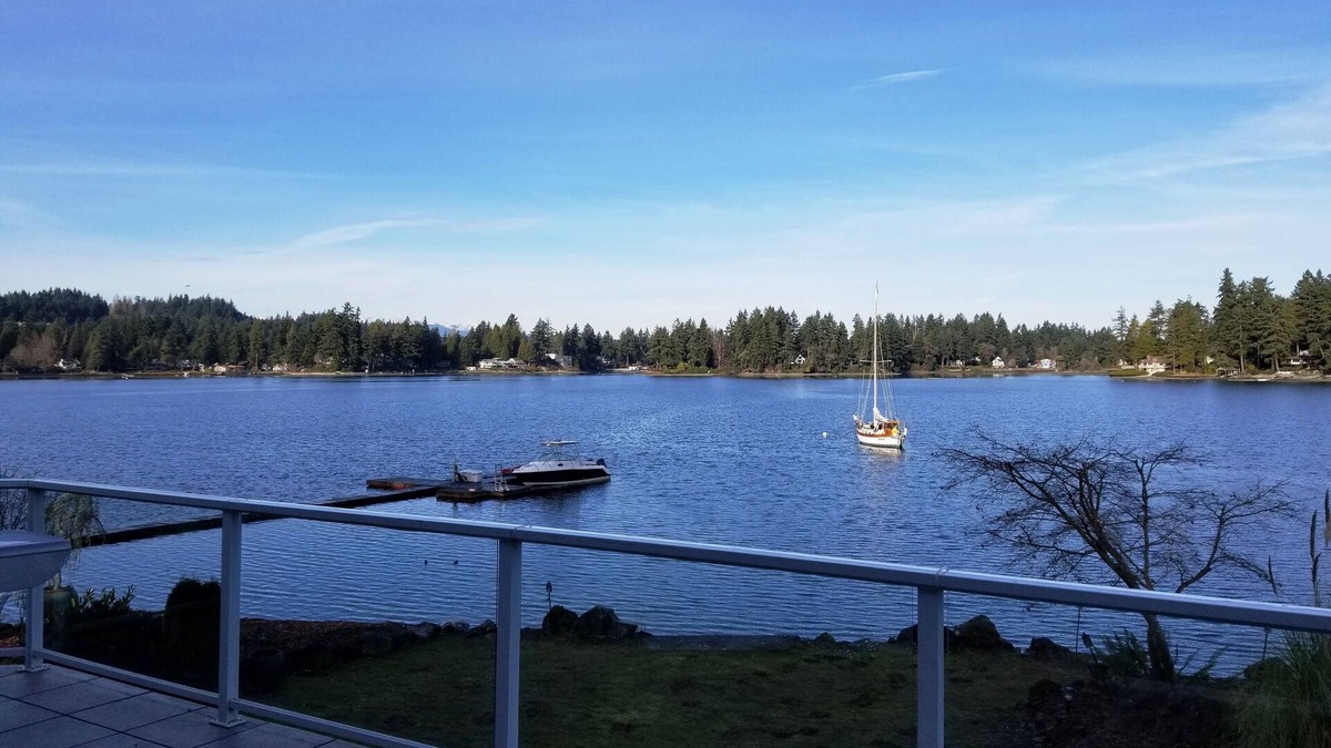 West Hills House | Oyster Bay Home, Located on Puget Sound Waterfront! (4 day minimum, 7 4holidays)
