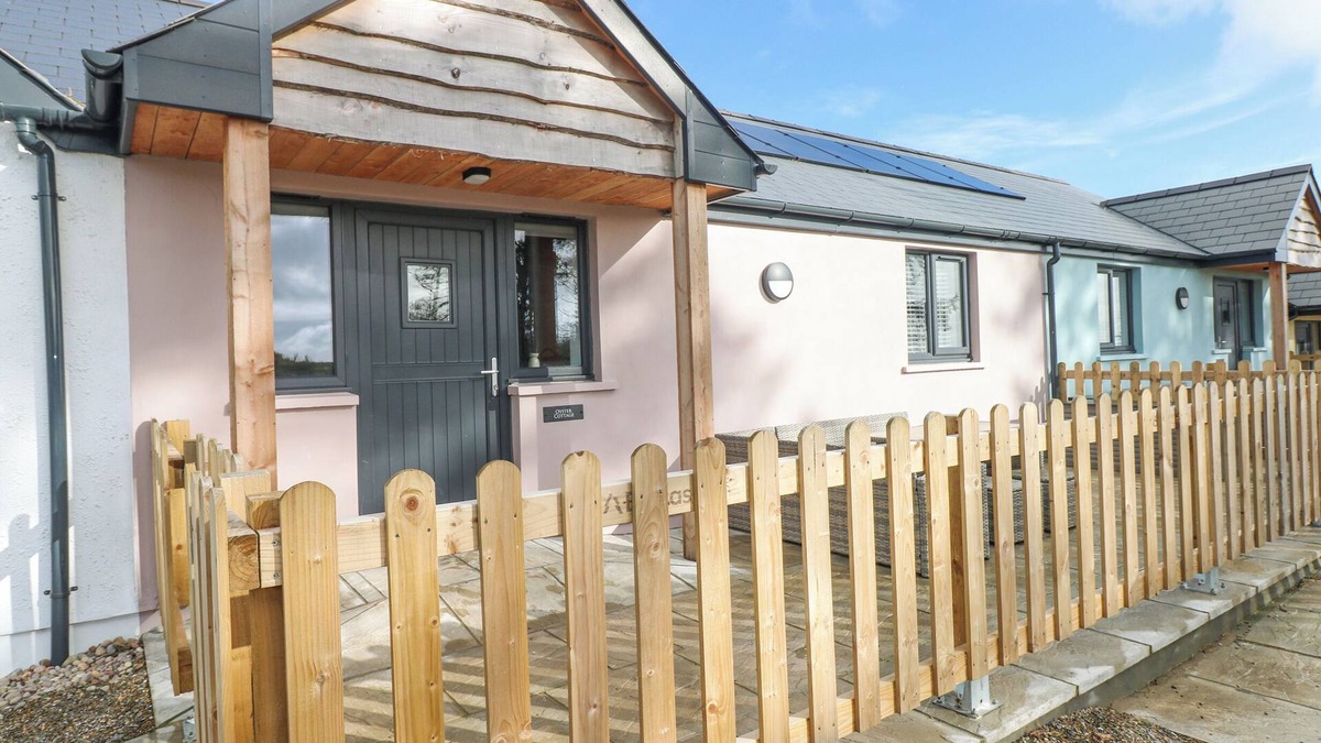 Kilgetty Cottage | OYSTER COTTAGE, pet friendly, with a garden in Kilgetty