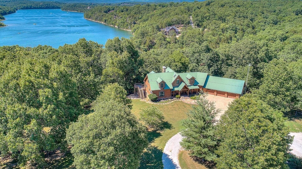 Eagle Rock Cabin | Ozark log cabin near Eureka Springs | Sleeps 32 | 4 boat slips | NO cleaning fee