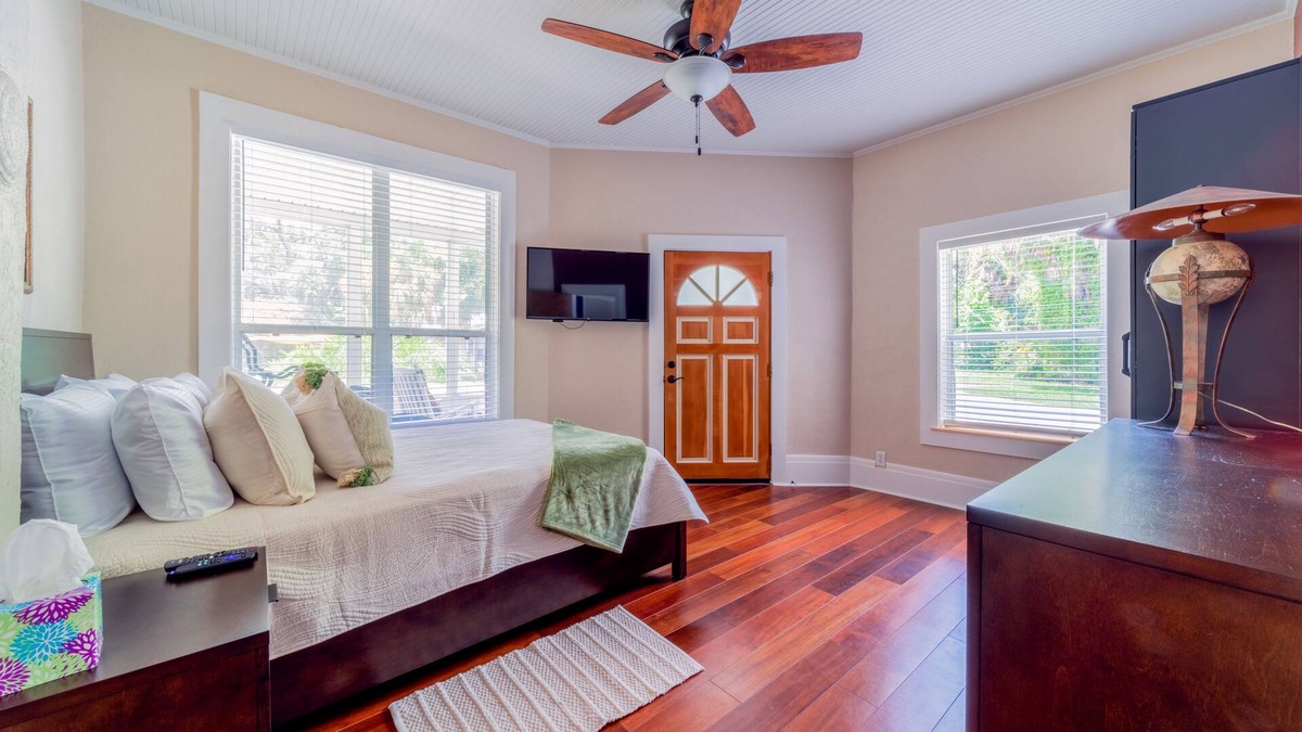 Ozona House | Ozona on the Gulf of Mexico. Bikes Provided. Honeymoon Island. Pinellas Trail.