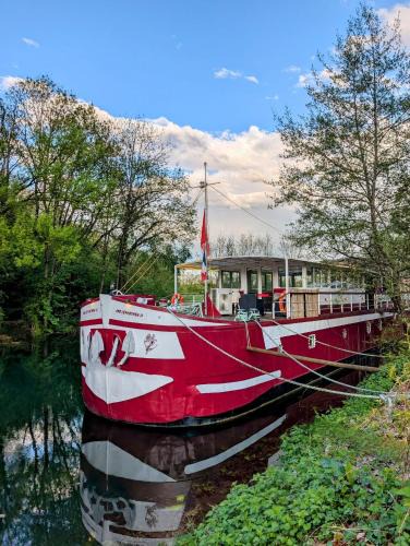 Dole Bed & Breakfast | péniche Ino Lefkothea II chambre d'hôtes