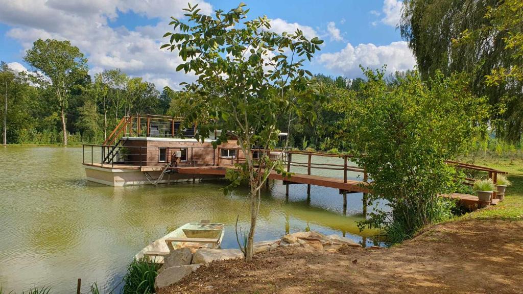 Campsegret Boat Rental | Péniche sur un lac