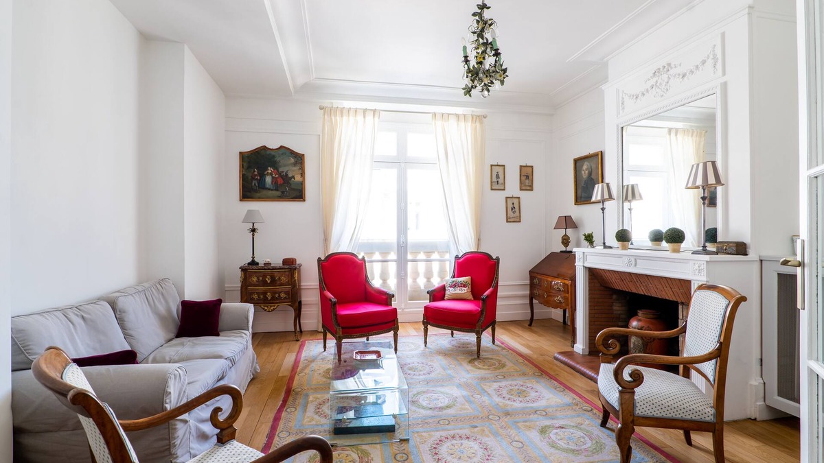 Quartier de l'Ecole-Militaire Apartment | Pérignon's Palazzo, by Veeve