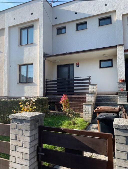 Cheb House | Příjemný řadový rodinný dům se zahradou