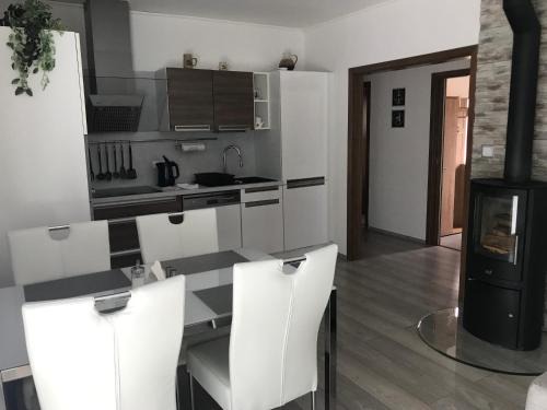 Krovi Apartment | Příjemný apartmán Křoví v rodinném domku se sdíleným bazénem, terasou a zahradou
