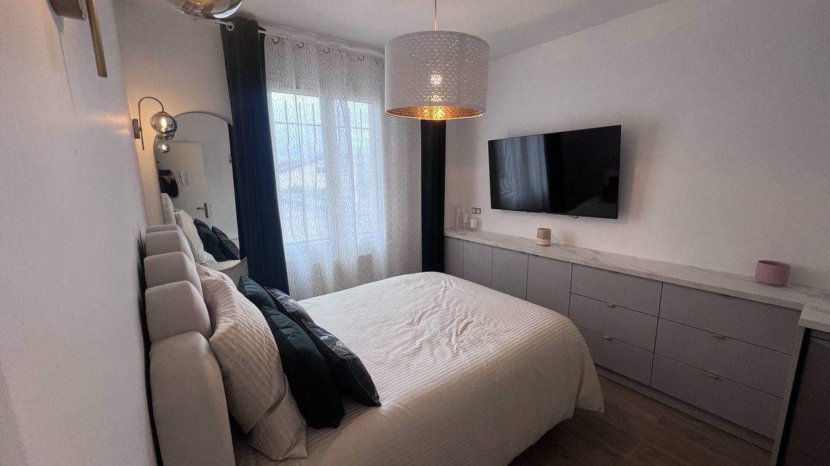 Les Pavillons-sous-Bois Apartment | P20 Suite 5 Etoiles - Sauna & Hammam d'exception, rela et détente absolue