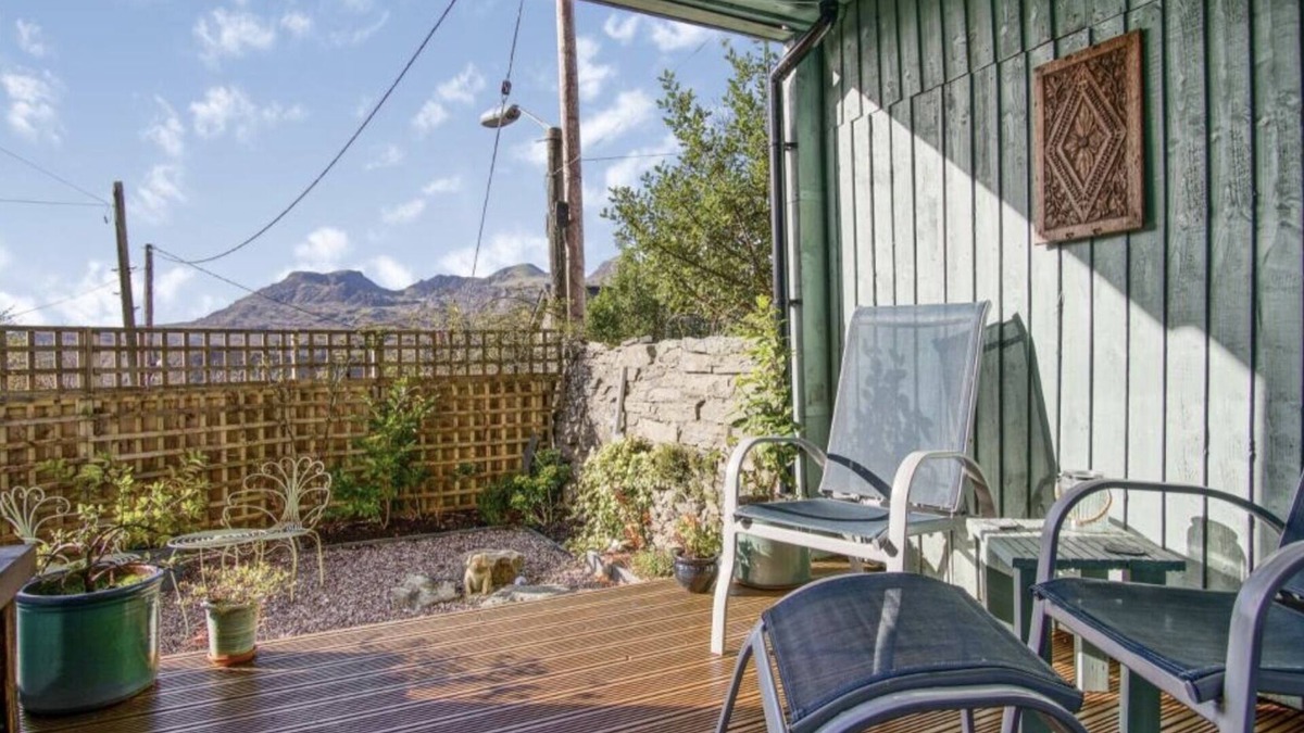 Rhiwbryfdir House | Panoramic views 3 bed, stylish central Snowdonia outskirts of historic town