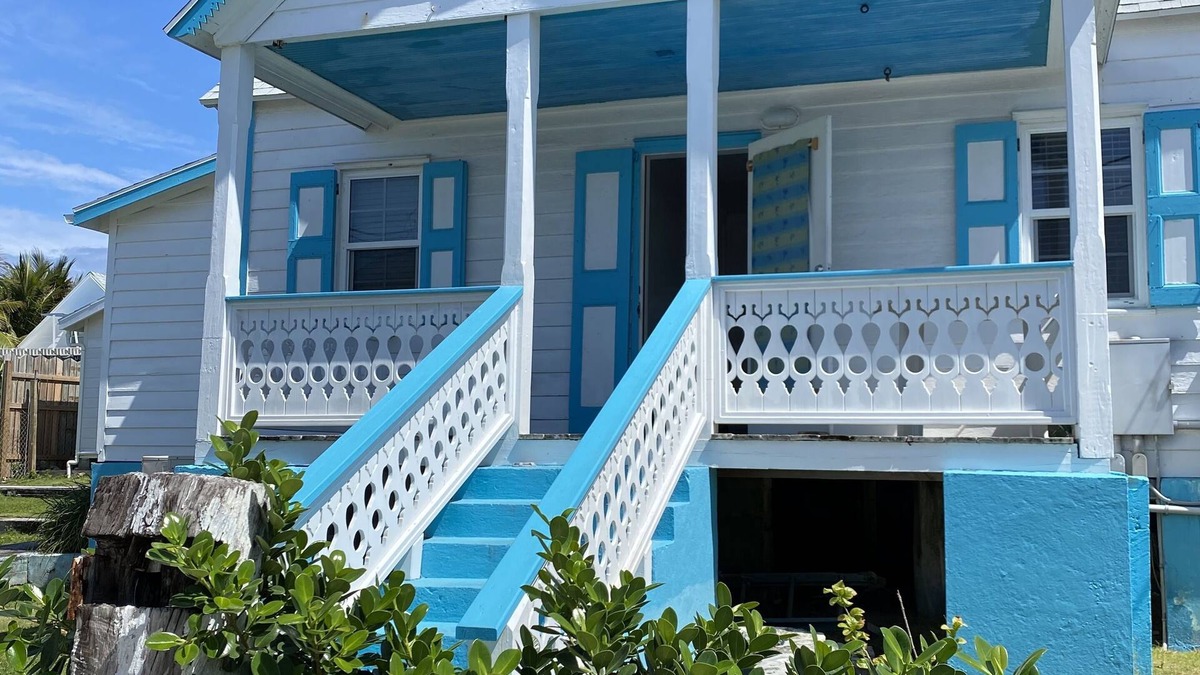 Hope Town House | Pa Willie’s - Locally owned historic cottage conveniently located with dock.