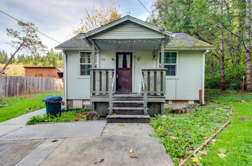 Cascade Locks House | Pacific Crest Trail House