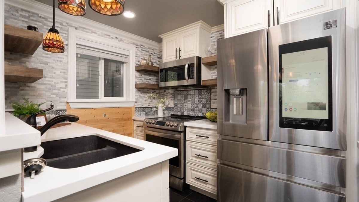 West End Condo | Pacific NW Heaven: Modern, remodeled 3BR/2Bath Pool/Spa/Fitness, & Views!