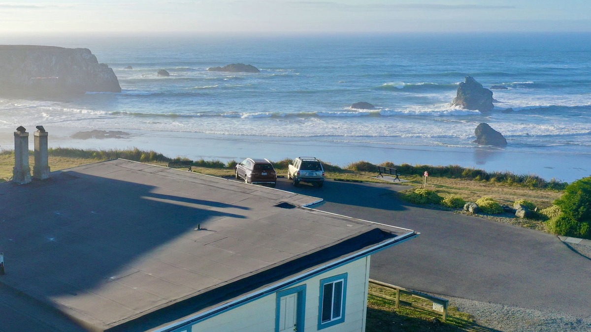 Bandon House | Pacific View: A cozy ocean-front house with the beach just steps away