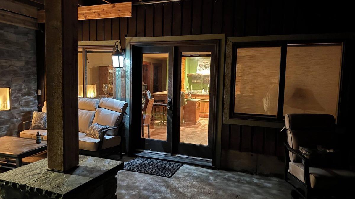 Rollingbay Cabin | Pacific Willow lodge - 3 br, 2ba, big den small kitchenette with a private entry