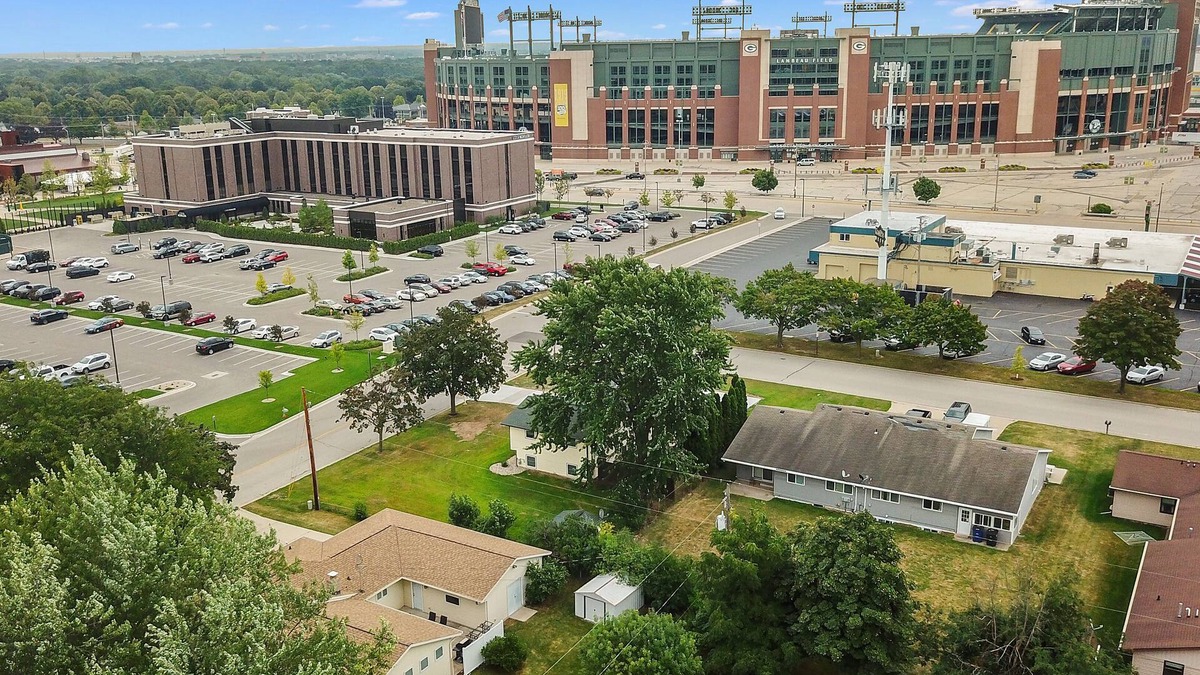 Ashwaubenon House | Pack Shack 4 in the Shadows of Lambeau FieldnnINQUIRE ABOUT NFL DRAFT PARKING !