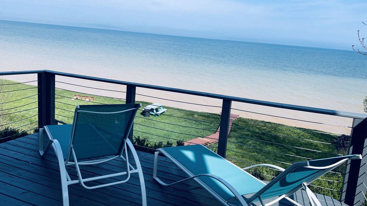 Algoma House | Packer Game Retreat- Luxury Algoma Lakehouse, 310ft of private shore, Fire pit!