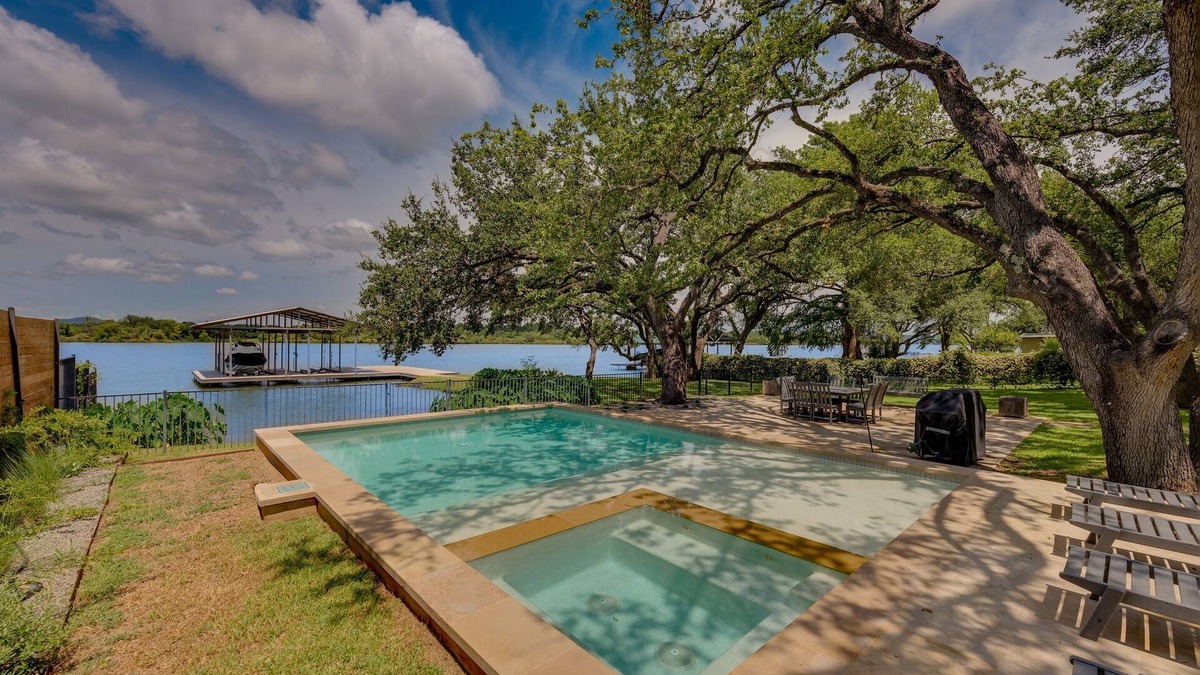 Kingsland House | Packsaddle Point! Luxury Lakefront w/Pool+Guest House