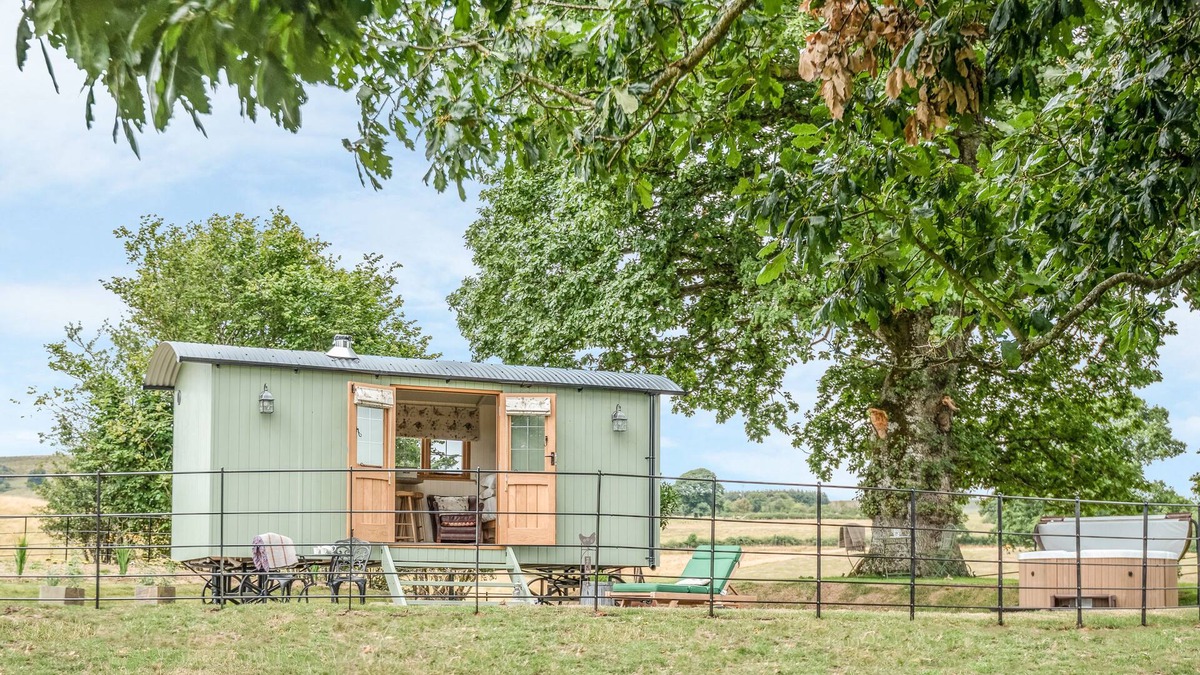 Llanbadarn Fynydd Cottage | PADARN'S HUT, with hot tub in Llanbadarn Fynydd