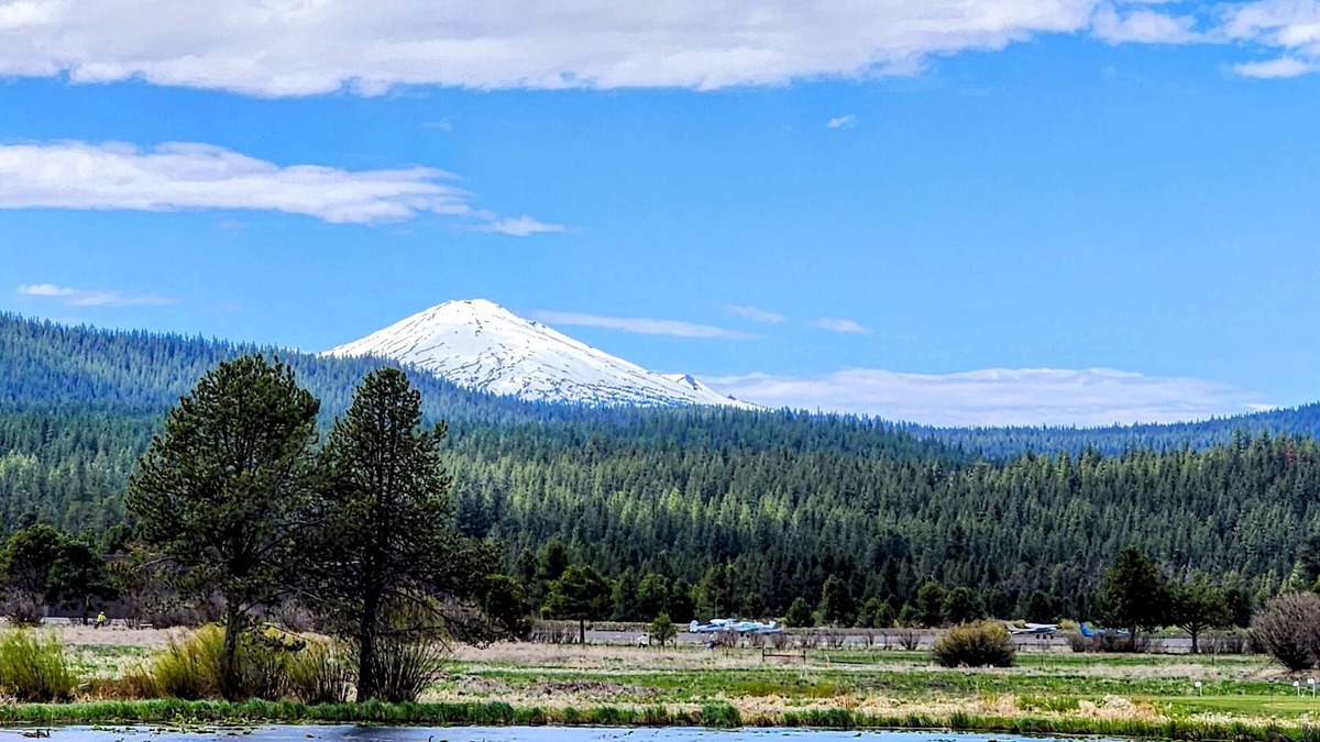 Sunriver House | Paddle, Pedal, Play – Sunriver Getaway w/SHARC passes, Hot Tub Game Room & More