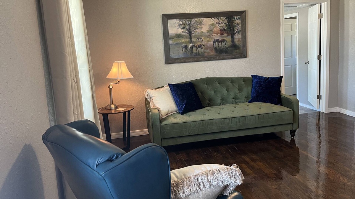Milfay House | Paden - 3-bedrm, 1 king, sleeps 6. Parking galore.
