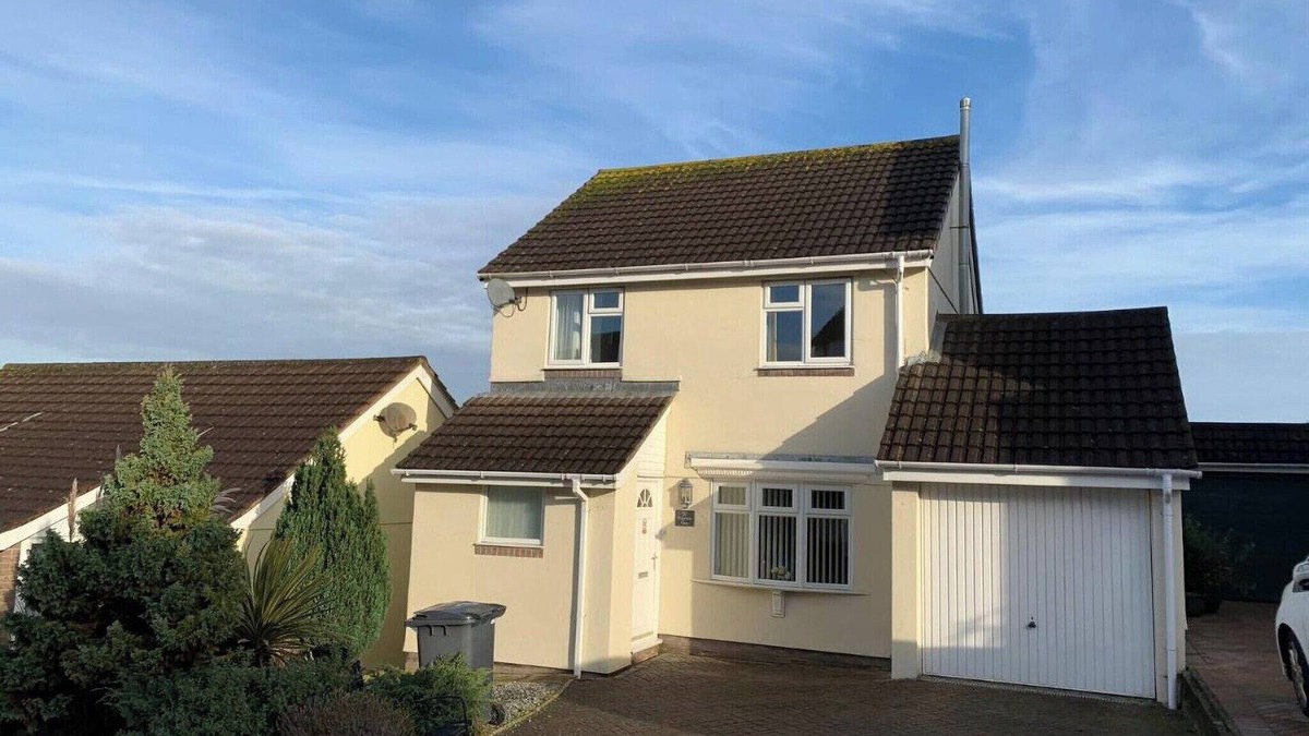 St. Michaels Cottage | Paignton View is a 3-bedroom house sleeping up to 6 guests.