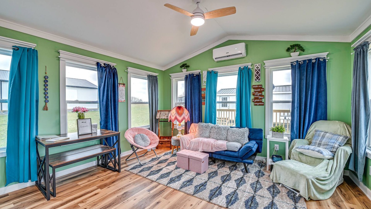 Paint Lick House | Paint Lick Escape w/ Spa Services & Deck!