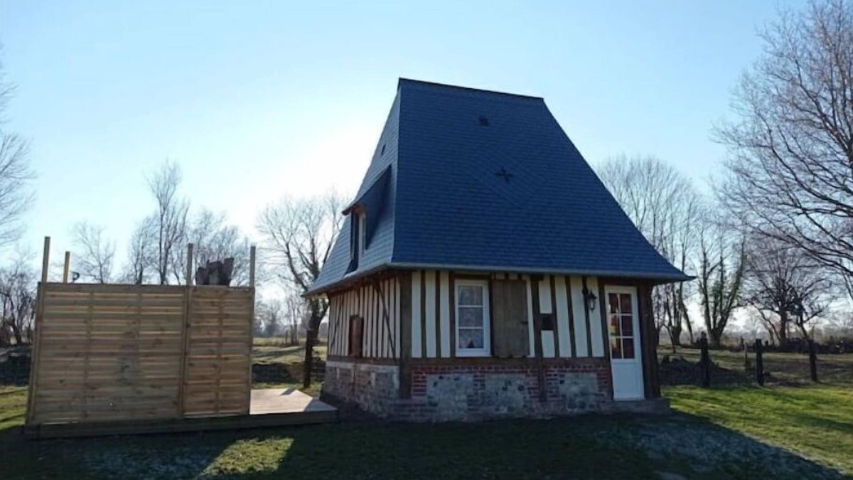 Saint-Etienne-l'Allier House | Paisible Cahute