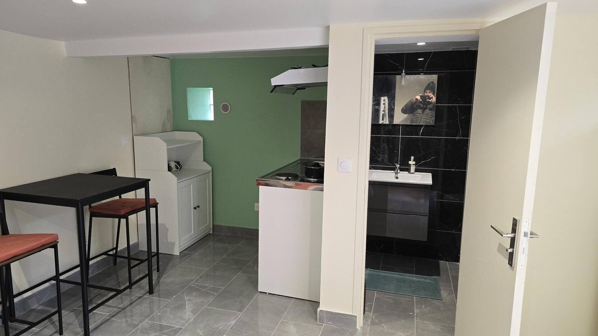 Bondy Apartment | Paisible Studio. Proche de Tout Commerces, Services et Transports