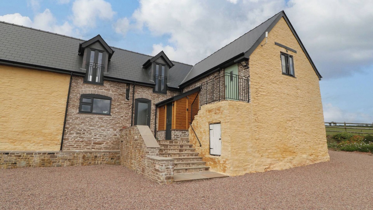 Hereford House | PALACE FARMHOUSE, pet friendly, with a garden in St Weonards