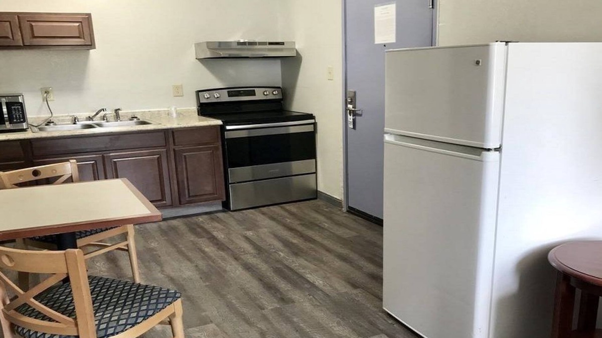 Newport News Hotel | Palace Inn & Suites - Newport News/Jefferson Ave