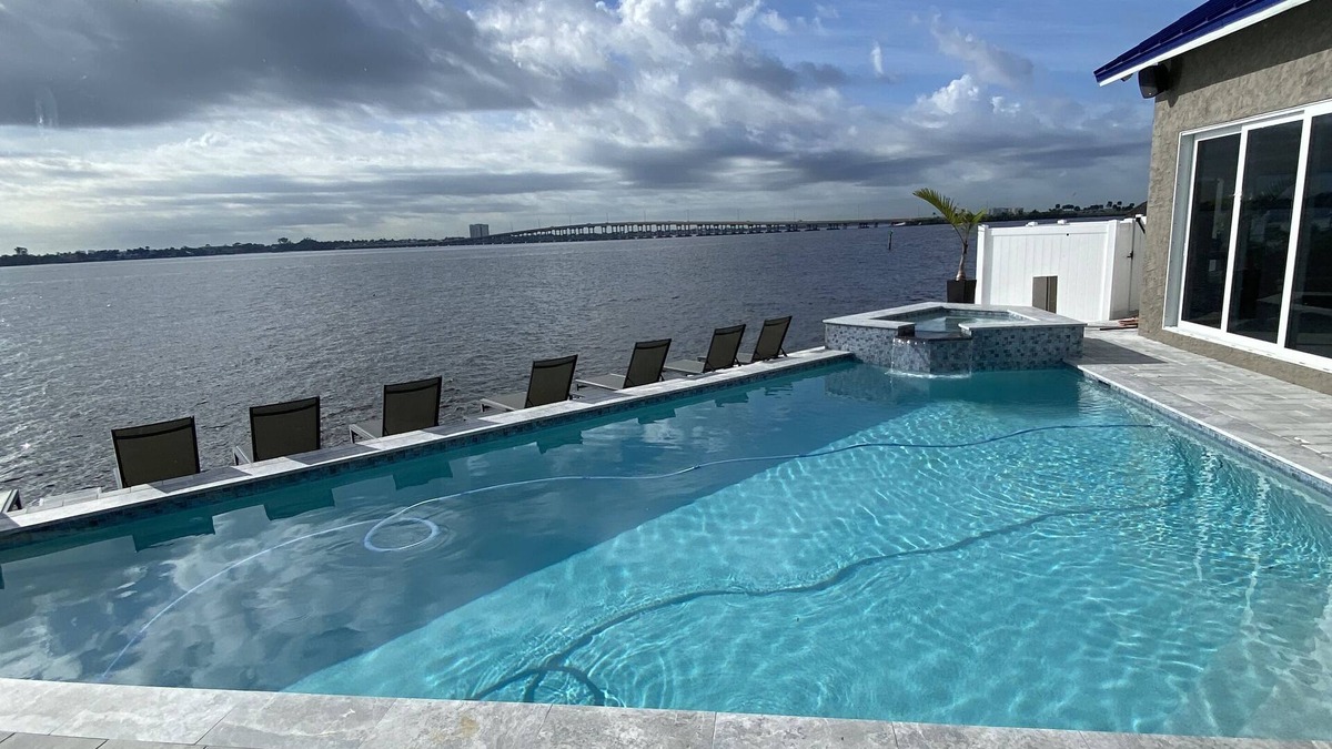 Caloosahatchee House | Palazzo Azzurro - Your own private waterfront resort!