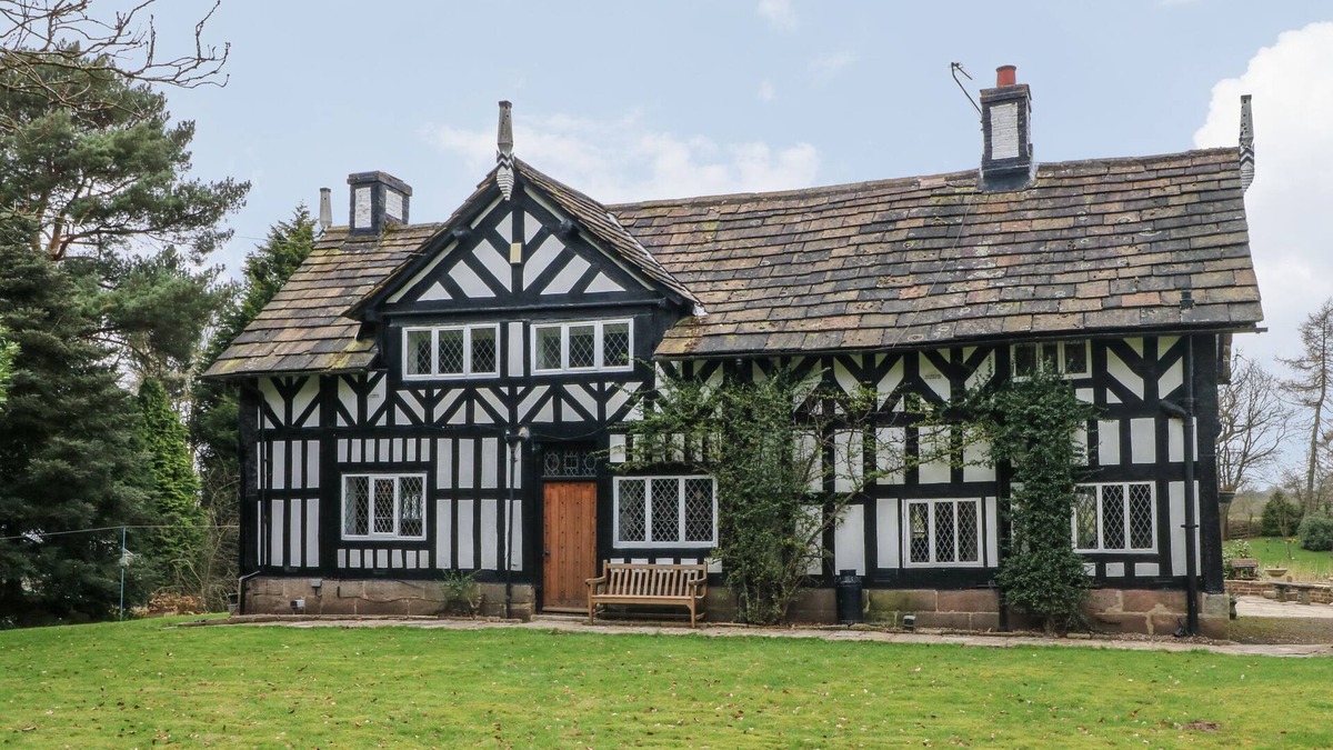 Macclesfield House | PALE FARM, family friendly, character holiday cottage in Macclesfield