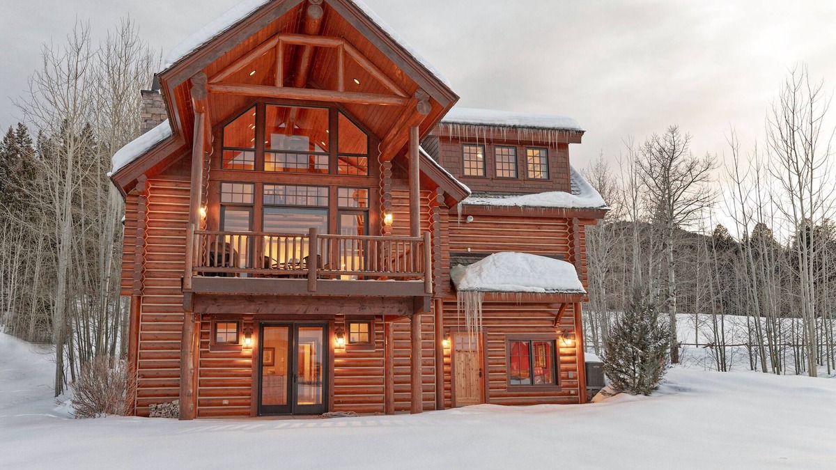Victor House | Pale Morning Dun Cabin Radiant Heat, Pool Table/Ping Pong, Hot Tub & Fire Pit
