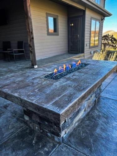 Omaha House | Palisades Paradise 6BDR Firepit Golf Games & Eats