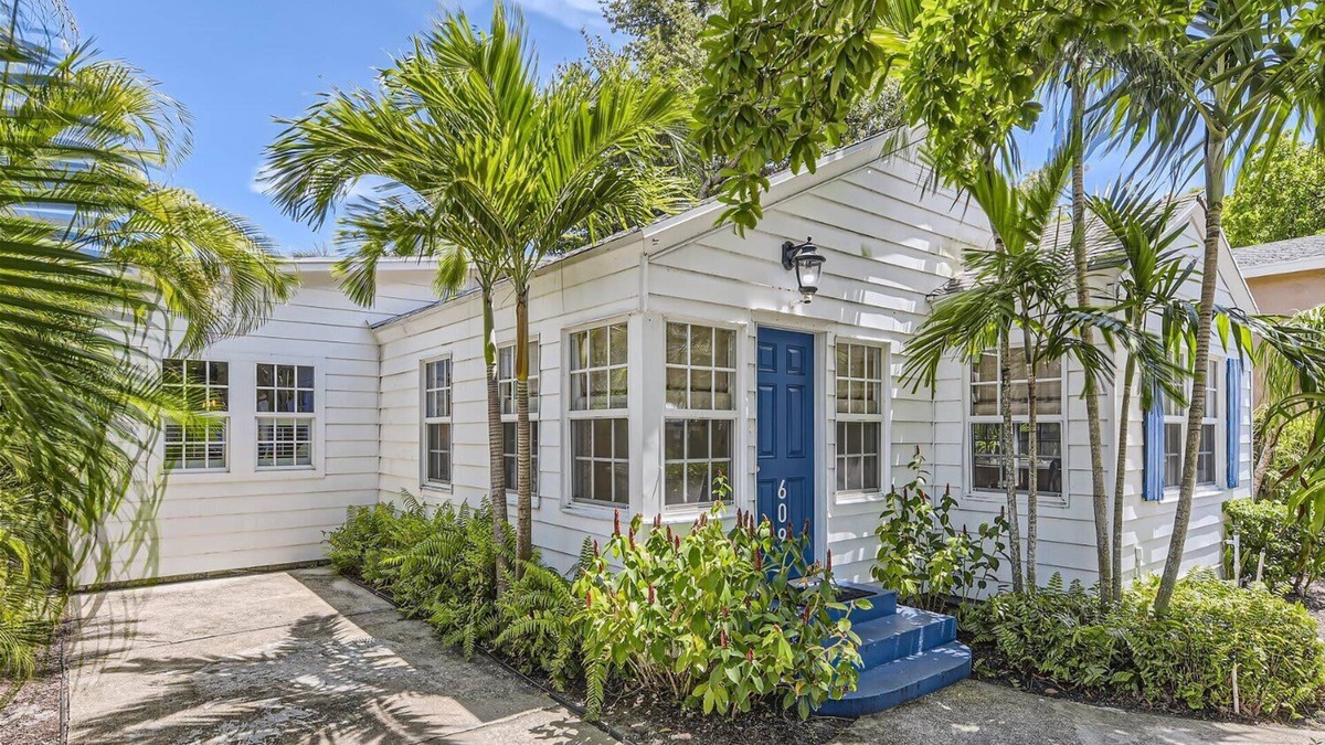 Grandview Heights House | Palm Beach Oasis - Indulge in Garden Tranquility with Alfresco Dining