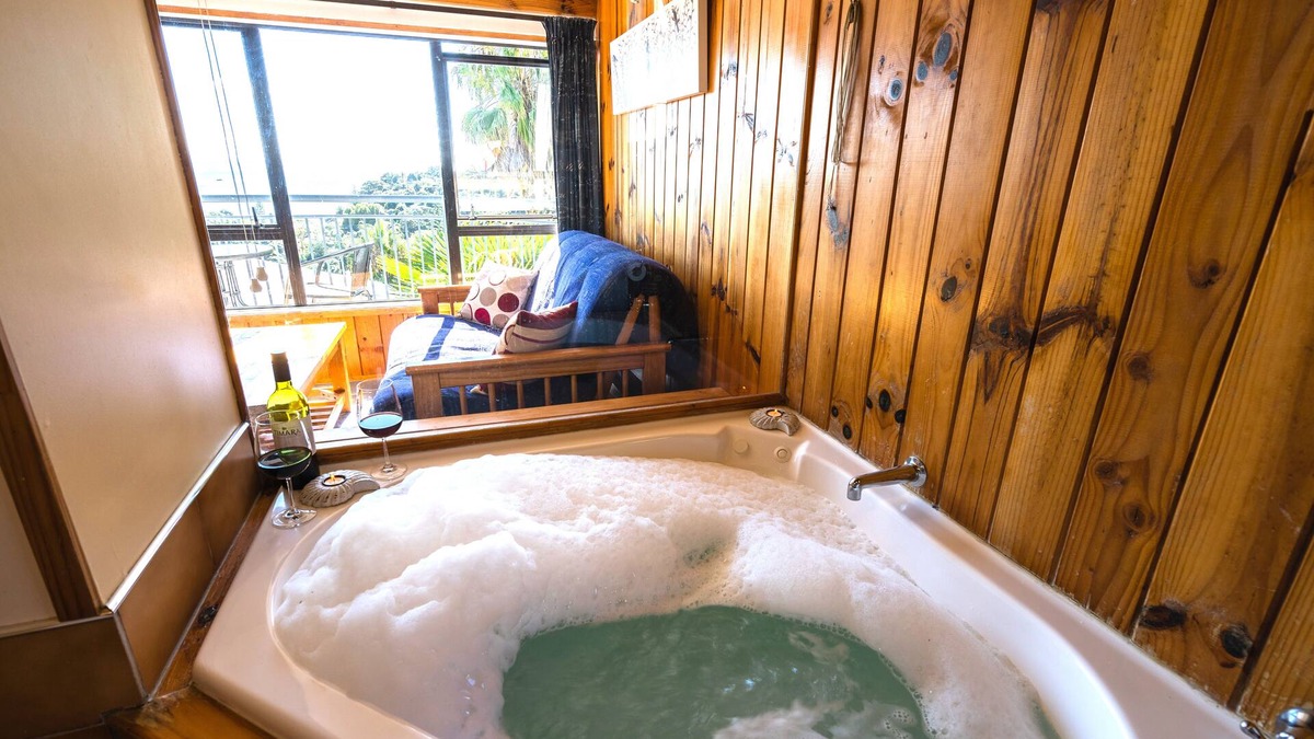 Waiheke Island Cottage | Palm Beach -SupaCute Character Cottage, SKY TV, and Wifi