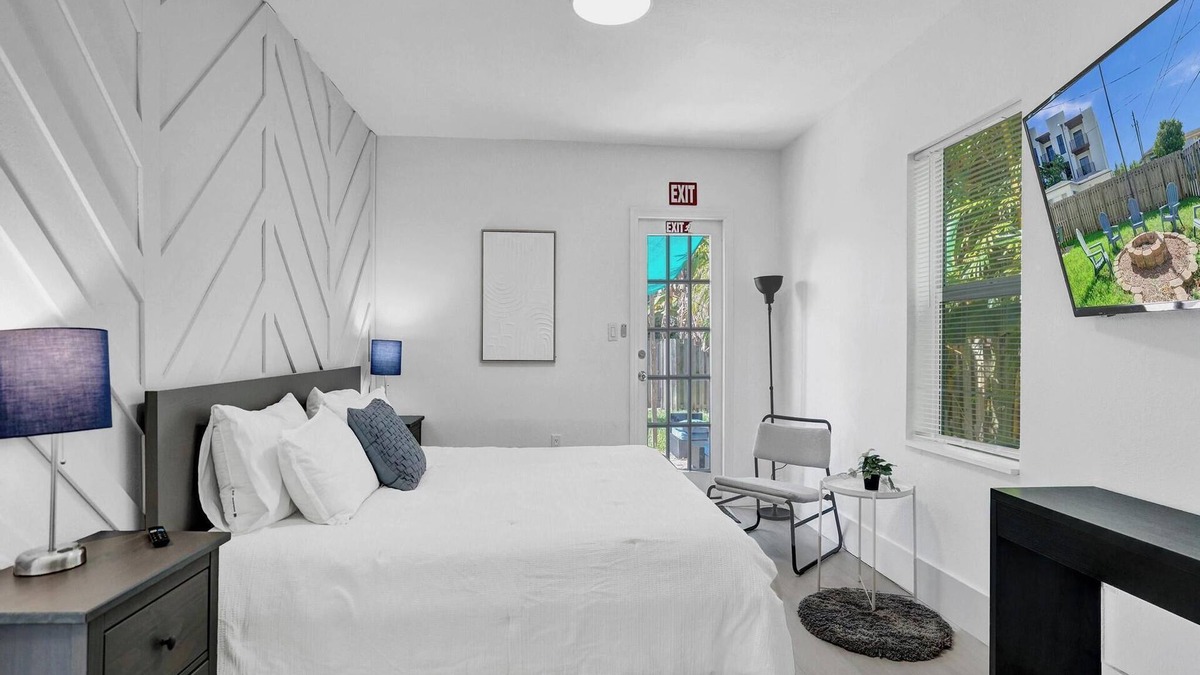 Hollywood Lakes House | Palm Breeze Retreat . Close to Beach & Downtown