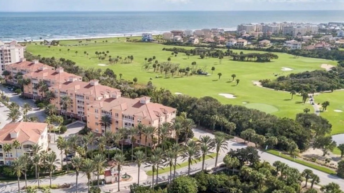 Palm Coast Condo | Palm Coast, FL 2BD/2BR Beach Villa - walk to the Ocean! Free Parking!