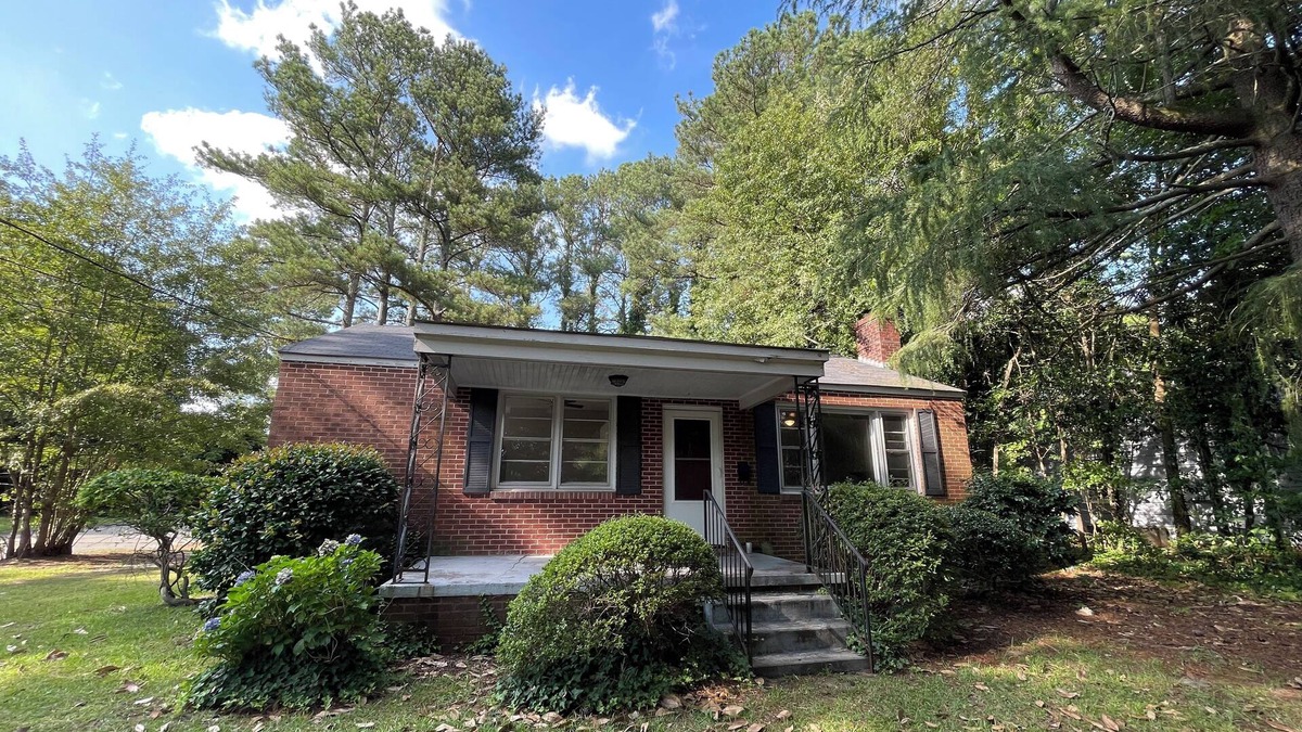Goldsboro House | Palm Cottage - Centrally Located Brick Home on Quiet Street
