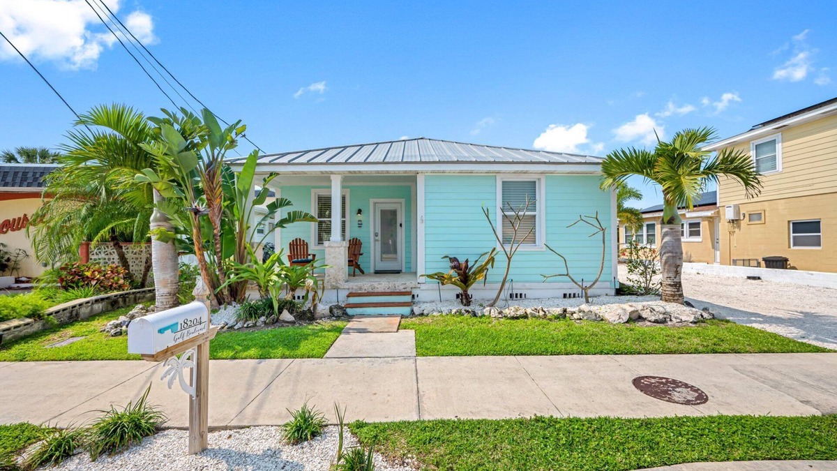 Sunset Reef House | Palm Cottage- Escape to Paradise, steps from the beach!