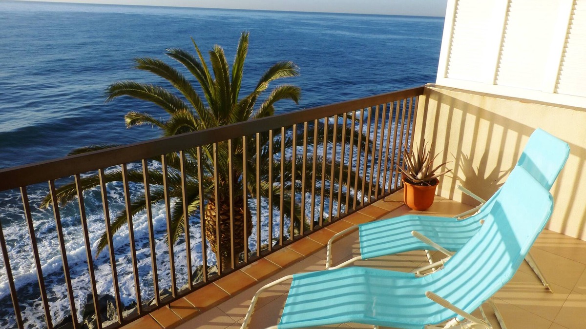 Sant Andreu de Llavaneres Apartment | Palm Garden, large Pool, nice local Beach, beautiful View @ Barcelona's door